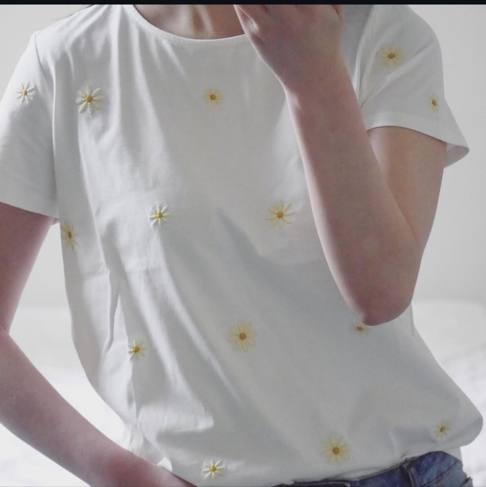 Sezane Evan Daisy Short Sleeved T Shirt Medium - Picture 2 of 7